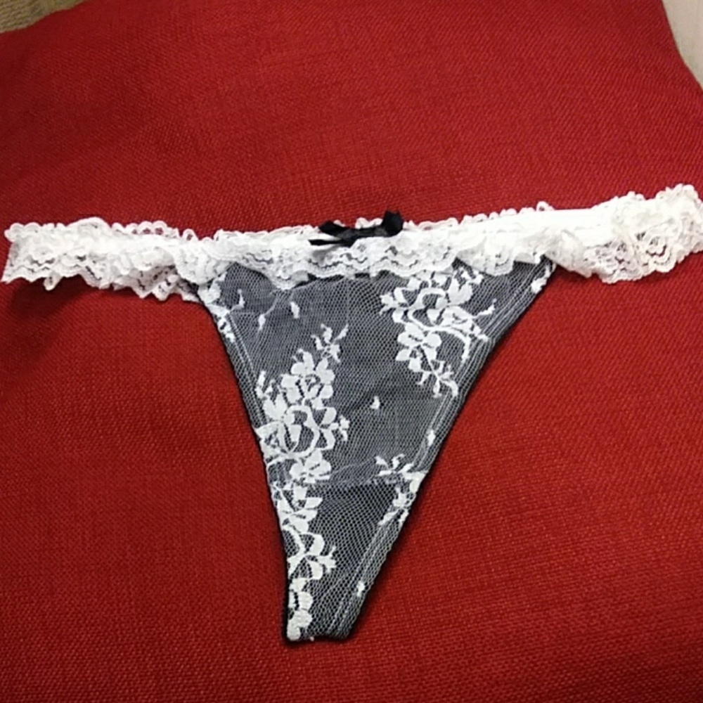 Smart & Sexy Thong Size 7 Black w/ white lace